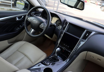 Подержанный автомобиль Infiniti Q50 2015 года (15 фото)