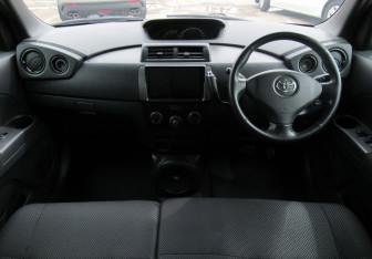 Подержанный автомобиль Toyota bB Compactvan 2011 года (18 фото)