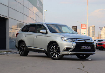 Подержанный автомобиль Mitsubishi Outlander 2018 года (3 фото)