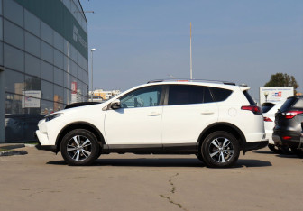 Подержанный автомобиль Toyota RAV4 2018 года (8 фото)