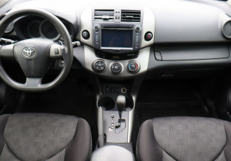 Подержанный автомобиль Toyota RAV4 2012 года (13 фото)