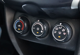 Подержанный автомобиль Mitsubishi ASX 2012 года (15 фото)