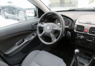 Подержанный автомобиль Nissan Almera Sedan 2004 года (13 фото)