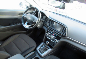 Подержанный автомобиль Hyundai Elantra Sedan 2019 года (11 фото)