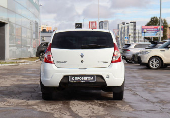 Подержанный автомобиль Renault Sandero 2012 года (6 фото)