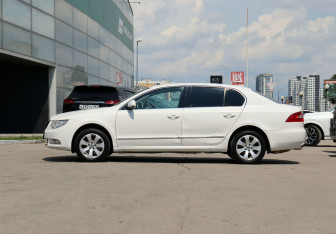 Подержанный автомобиль Skoda Superb Liftback 2012 года (8 фото)