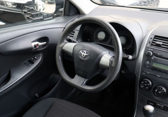 Подержанный автомобиль Toyota Corolla Sedan 2010 года (13 фото)